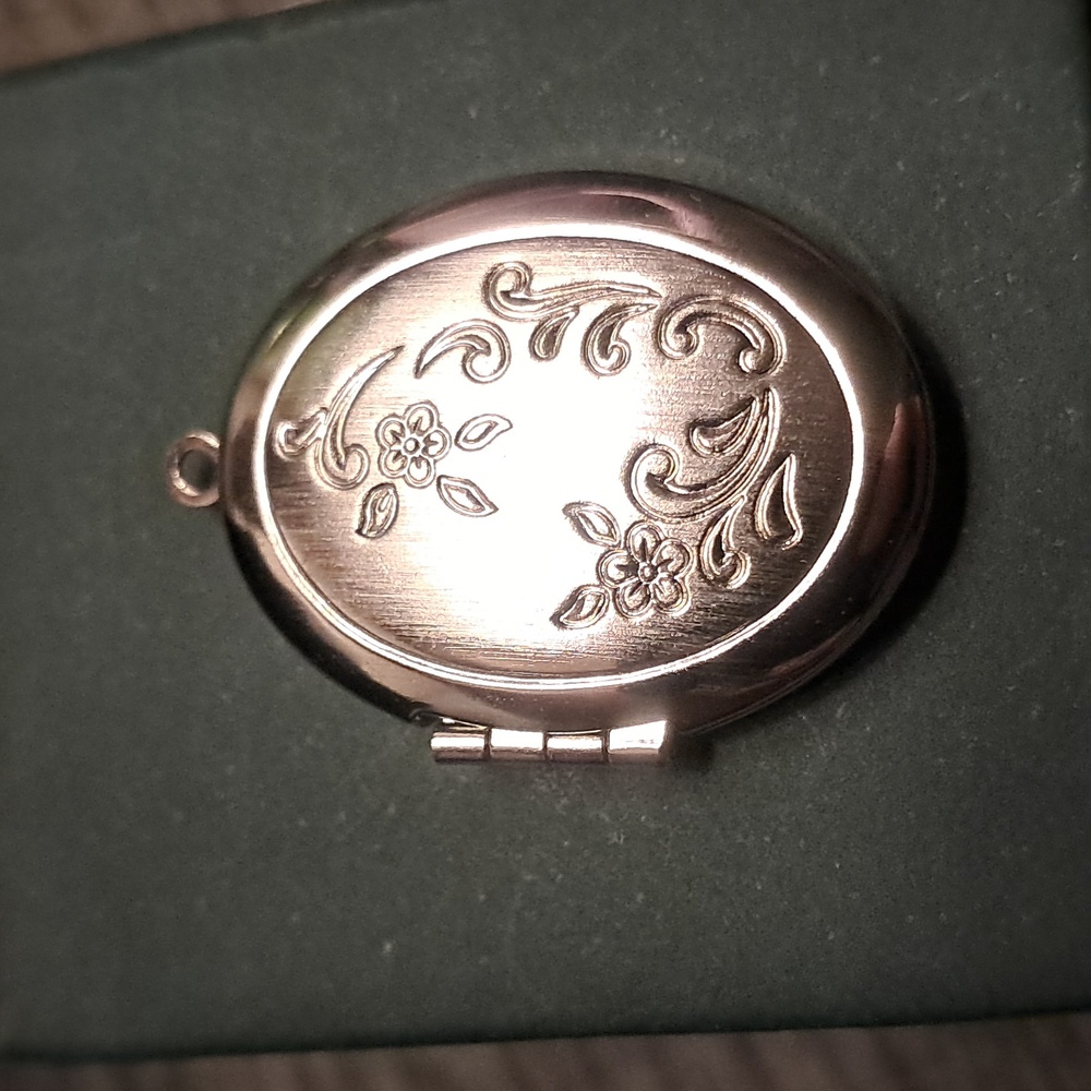 Vintage Avon Silver Tone Floral Engraved Locket.